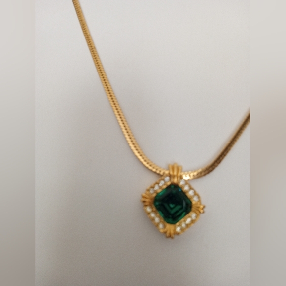 Avon 18" Emerald Green Pendant w Rhinestones Vintage Gold Tone Herringbone Chain - Picture 3 of 5